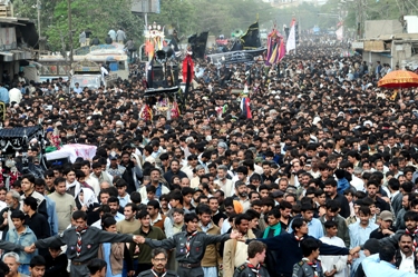 عزاداري حسين پر پابندي اور يزيد زندہ باد کے نارے لگانے پرعوام مشتعل
