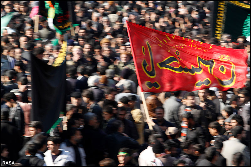 30 صفر کو روضہ امام رضا ميں ماتم کرتے عزادار