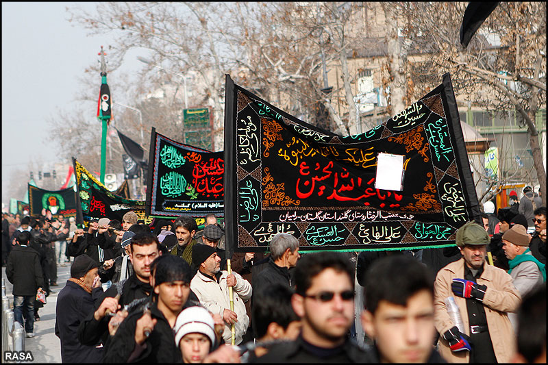 30 صفر کو روضہ امام رضا ميں ماتم کرتے عزادار