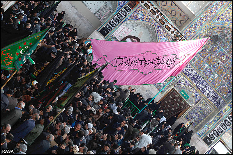 30 صفر کو روضہ امام رضا ميں ماتم کرتے عزادار