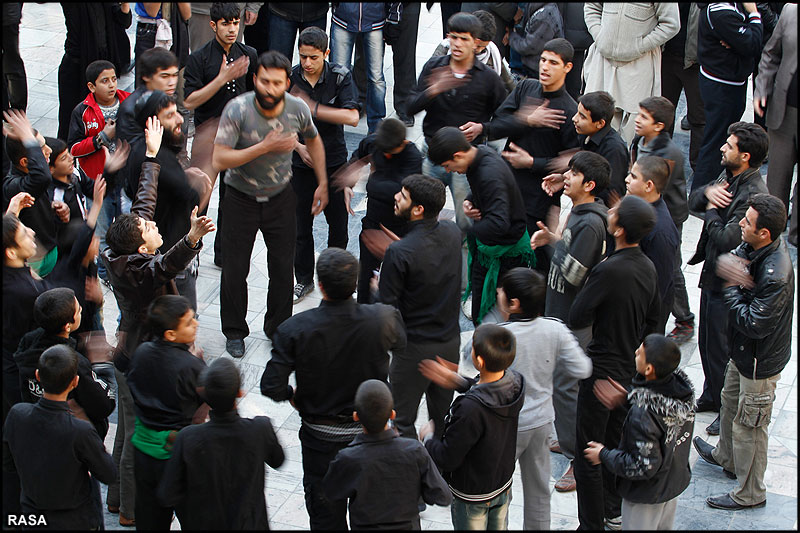 30 صفر کو روضہ امام رضا ميں ماتم کرتے عزادار