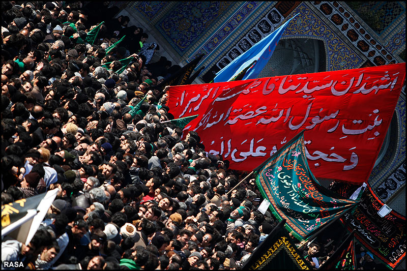 30 صفر کو روضہ امام رضا ميں ماتم کرتے عزادار