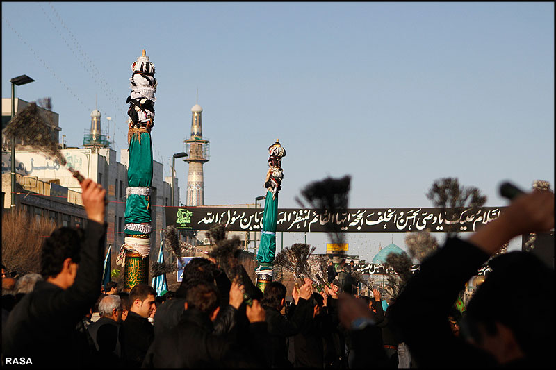 30 صفر کو روضہ امام رضا ميں ماتم کرتے عزادار