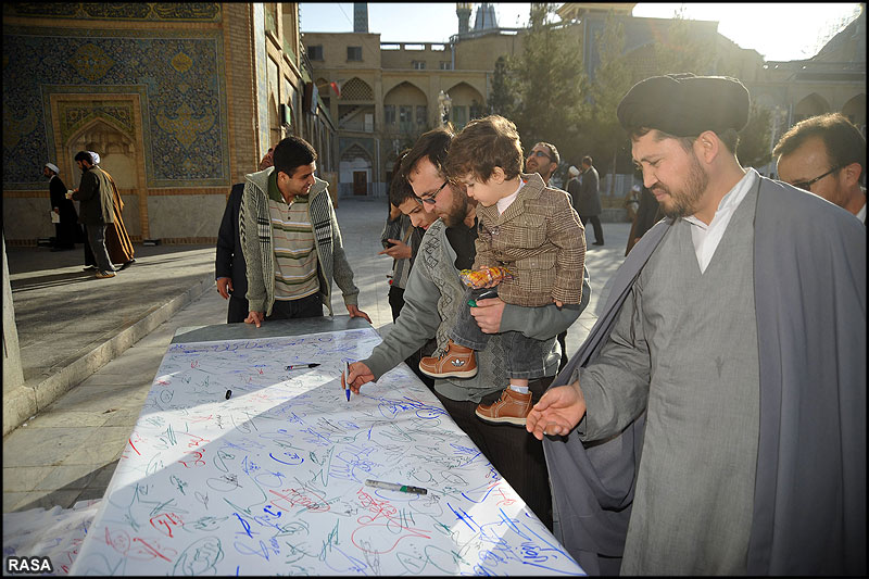امضاء طومار 120 متري توسط طلاب در حمايت از بيداري اسلامي - مدرسه فيضيه قم