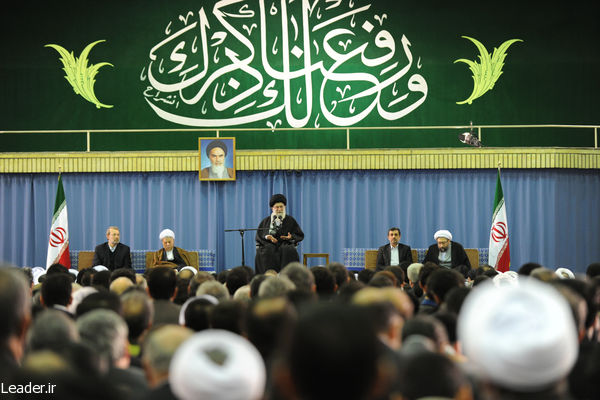 ديدار رهبر معظم انقلاب اسلامي حضرت آيت الله خامنه اي با جمعي از مسئولان و سفراي كشورهاي اسلامي