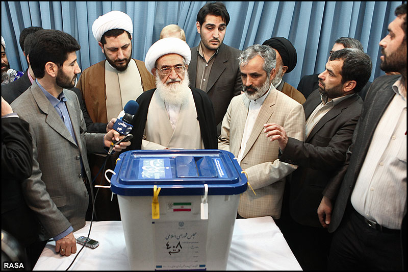 ايران کے نويں پارليمنٹ اليکشن ميں ا?يات کرام ووٹ ديتے ہوئے