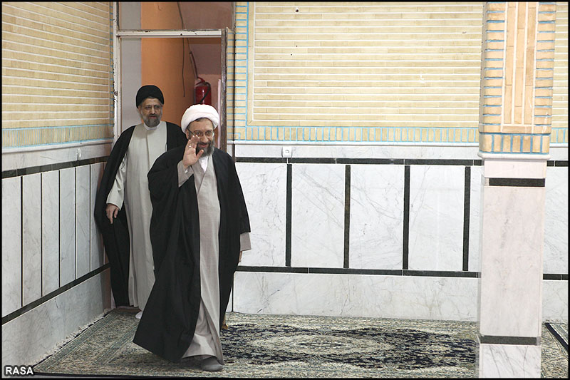 ايران کے نويں پارليمنٹ اليکشن ميں ا?يات کرام ووٹ ديتے ہوئے