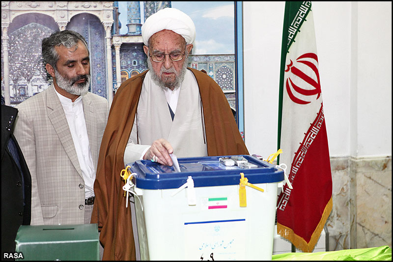 ايران کے نويں پارليمنٹ اليکشن ميں ا?يات کرام ووٹ ديتے ہوئے