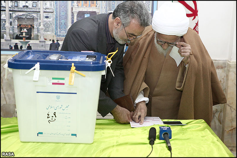 ايران کے نويں پارليمنٹ اليکشن ميں ا?يات کرام ووٹ ديتے ہوئے