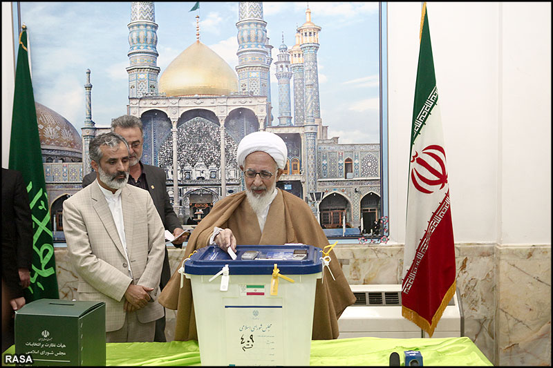 ايران کے نويں پارليمنٹ اليکشن ميں ا?يات کرام ووٹ ديتے ہوئے