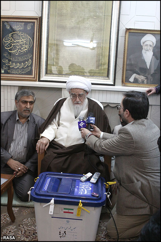 ايران کے نويں پارليمنٹ اليکشن ميں ا?يات کرام ووٹ ديتے ہوئے