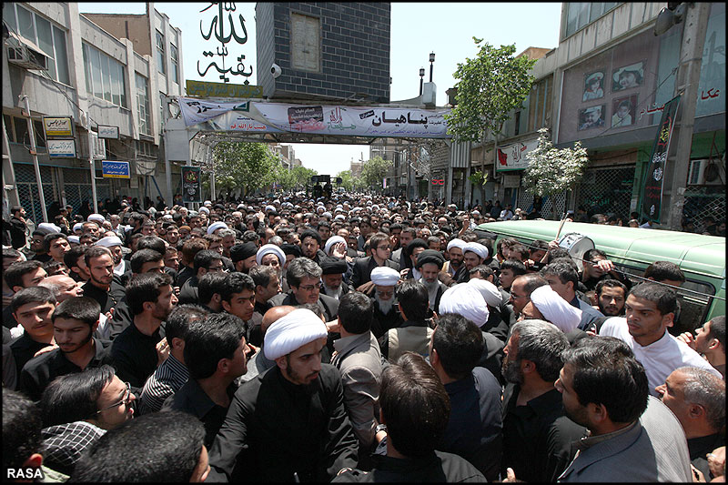 حضرت آيت‌الله صافي گلپايگاني پيدل فاطمي عزاداروں کے ساتھ جلوس ميں