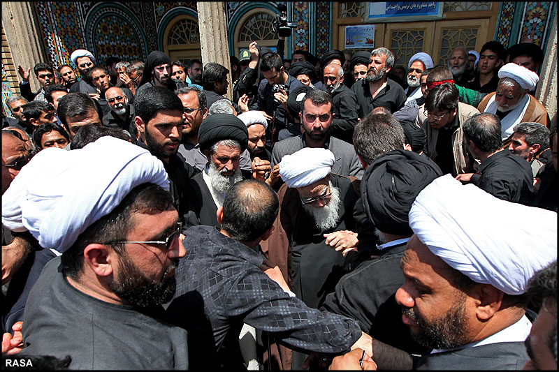 حضرت آيت‌الله صافي گلپايگاني پيدل فاطمي عزاداروں کے ساتھ جلوس ميں