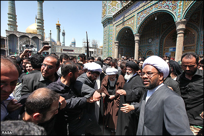 حضرت آيت‌الله صافي گلپايگاني پيدل فاطمي عزاداروں کے ساتھ جلوس ميں
