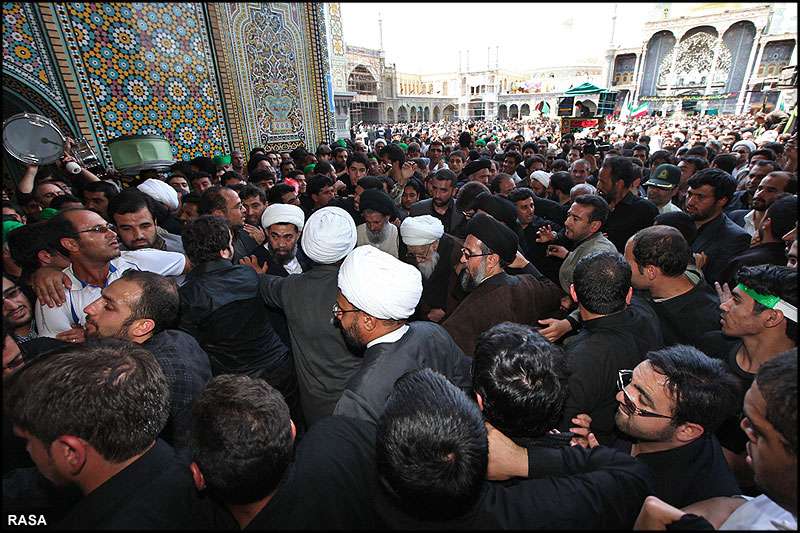 حضرت آيت‌الله صافي گلپايگاني پيدل فاطمي عزاداروں کے ساتھ جلوس ميں