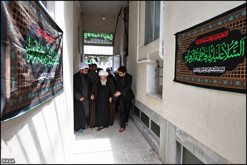 حضرت آيت‌الله صافي گلپايگاني پيدل فاطمي عزاداروں کے ساتھ جلوس ميں