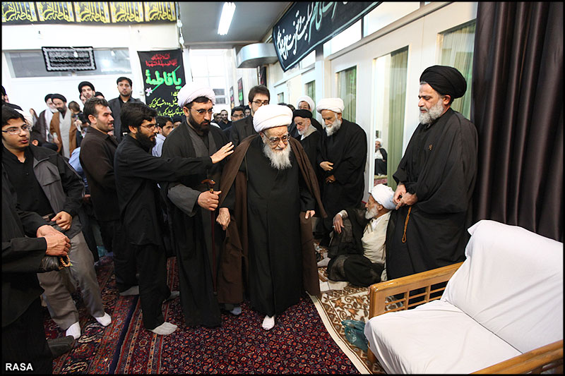 حضرت آيت‌الله صافي گلپايگاني پيدل فاطمي عزاداروں کے ساتھ جلوس ميں