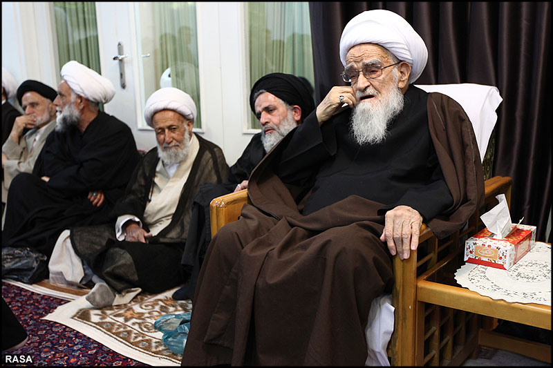حضرت آيت‌الله صافي گلپايگاني پيدل فاطمي عزاداروں کے ساتھ جلوس ميں