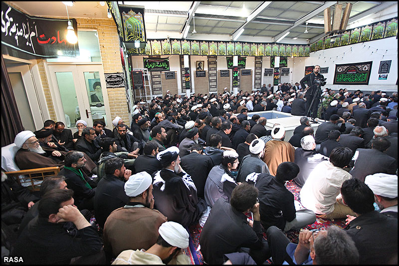 حضرت آيت‌الله صافي گلپايگاني پيدل فاطمي عزاداروں کے ساتھ جلوس ميں