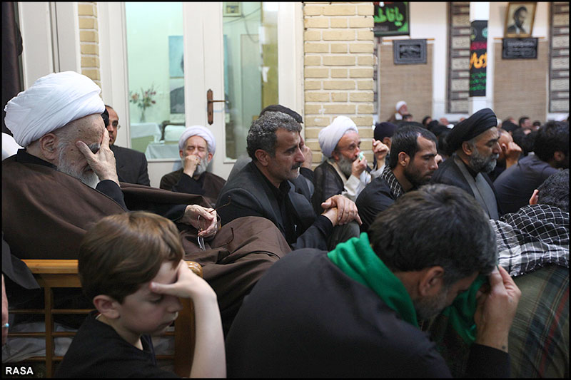 حضرت آيت‌الله صافي گلپايگاني پيدل فاطمي عزاداروں کے ساتھ جلوس ميں