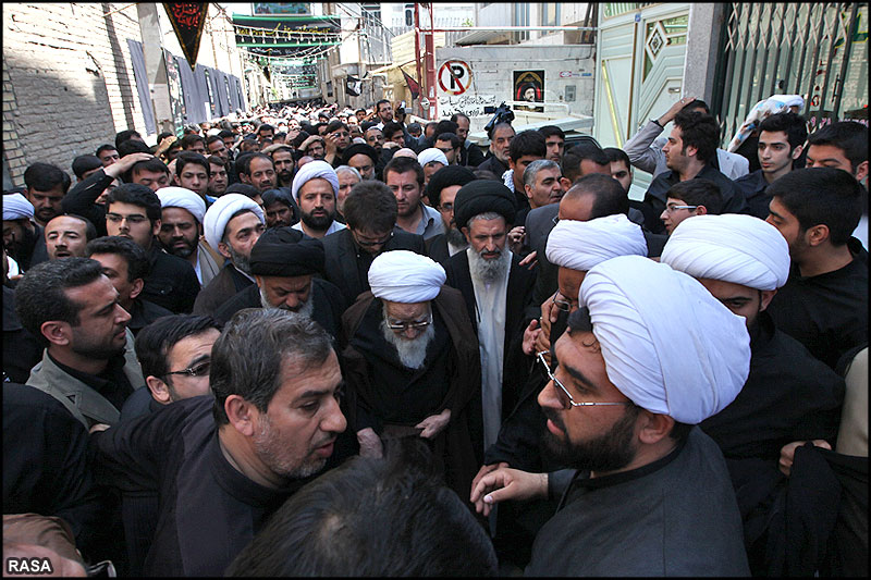 حضرت آيت‌الله صافي گلپايگاني پيدل فاطمي عزاداروں کے ساتھ جلوس ميں