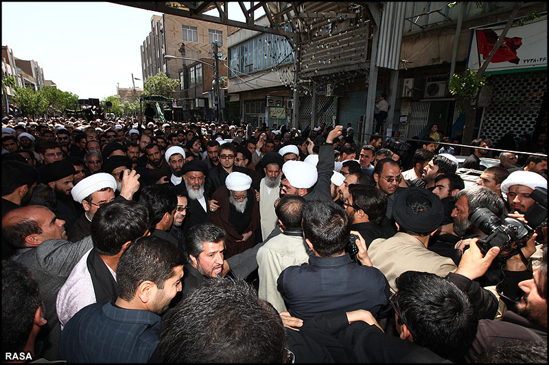 حضرت آيت‌الله صافي گلپايگاني پيدل فاطمي عزاداروں کے ساتھ جلوس ميں