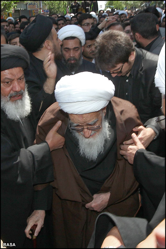 حضرت آيت‌الله صافي گلپايگاني پيدل فاطمي عزاداروں کے ساتھ جلوس ميں