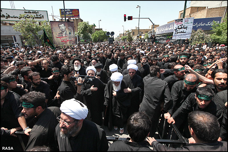 حضرت آيت‌الله وحيد خراساني پيدل  فاطمي جلوس ميں عزاداروں کے ساتھ