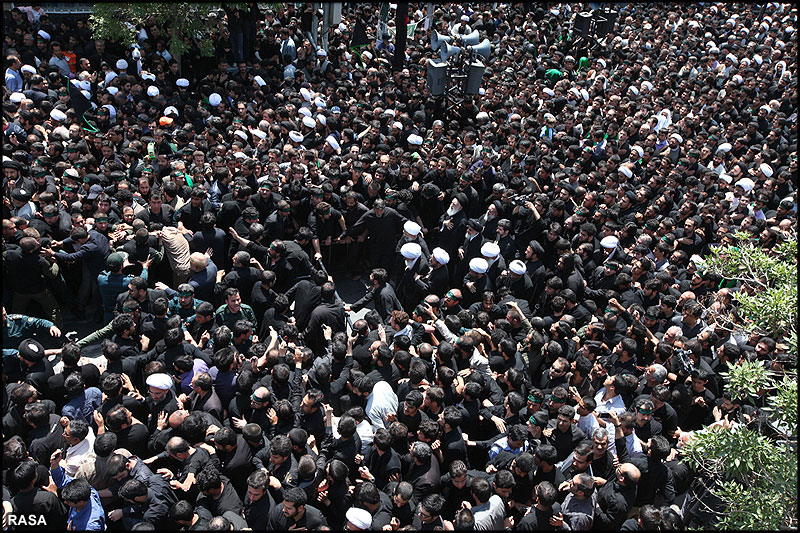 حضرت آيت‌الله وحيد خراساني پيدل  فاطمي جلوس ميں عزاداروں کے ساتھ