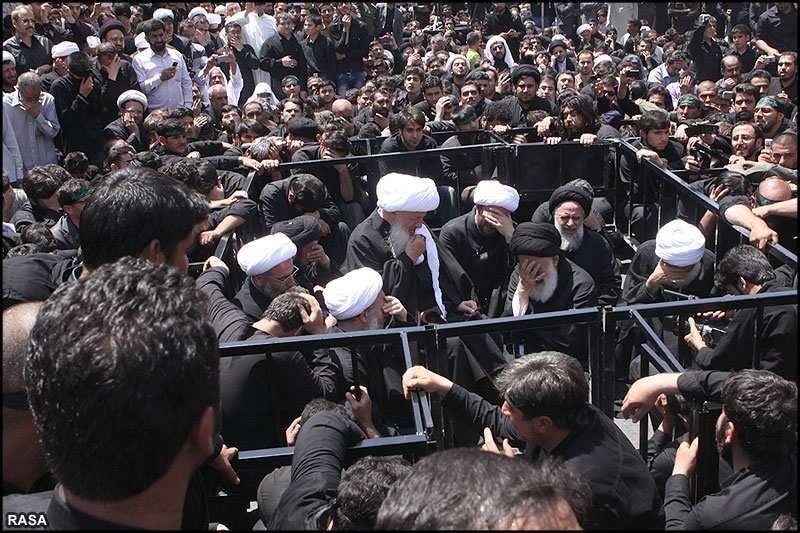حضرت آيت‌الله وحيد خراساني پيدل  فاطمي جلوس ميں عزاداروں کے ساتھ