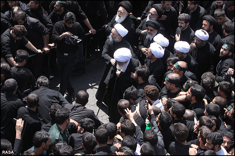 حضرت آيت‌الله وحيد خراساني پيدل  فاطمي جلوس ميں عزاداروں کے ساتھ