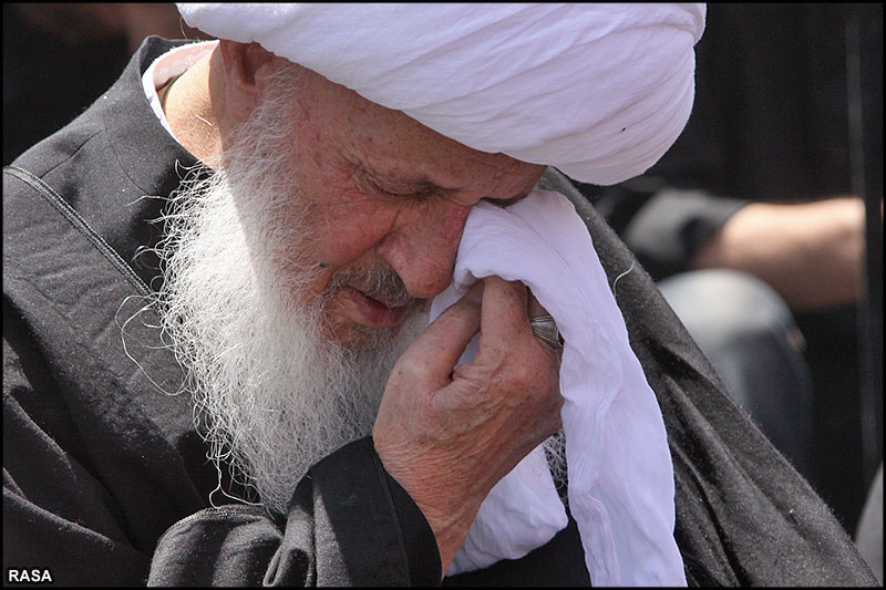 حضرت آيت‌الله وحيد خراساني پيدل  فاطمي جلوس ميں عزاداروں کے ساتھ