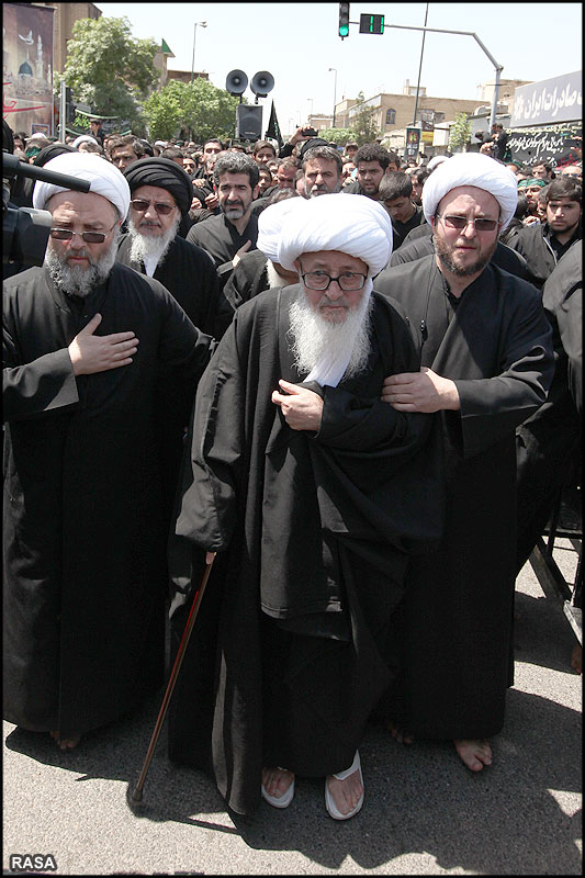 حضرت آيت‌الله وحيد خراساني پيدل  فاطمي جلوس ميں عزاداروں کے ساتھ