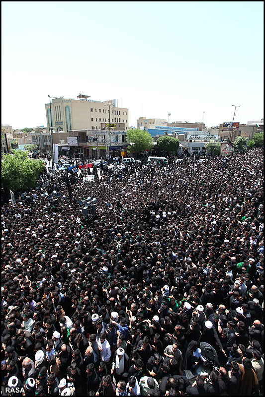 حضرت آيت‌الله وحيد خراساني پيدل  فاطمي جلوس ميں عزاداروں کے ساتھ