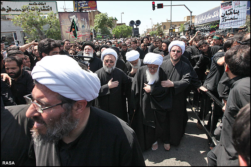 حضرت آيت‌الله وحيد خراساني پيدل  فاطمي جلوس ميں عزاداروں کے ساتھ