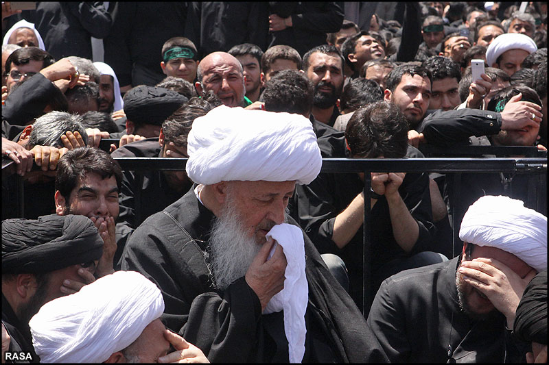 حضرت آيت‌الله وحيد خراساني پيدل  فاطمي جلوس ميں عزاداروں کے ساتھ