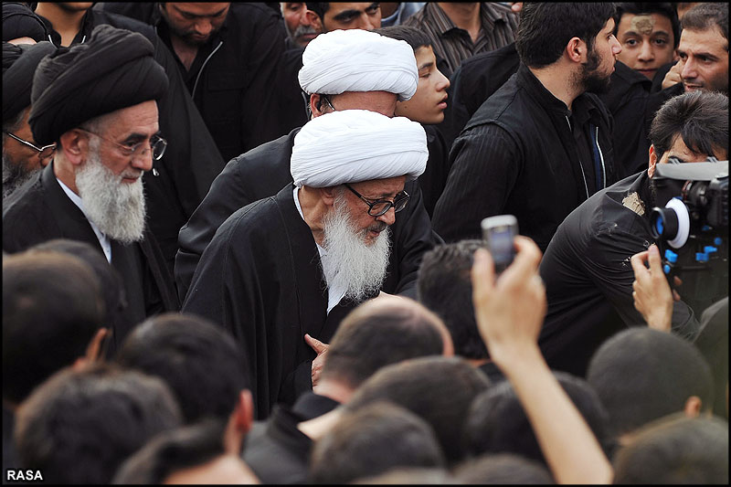 پياده روي آيت الله وحيد خراساني در روز شهادت اميرالمومنين علي عليه السلام