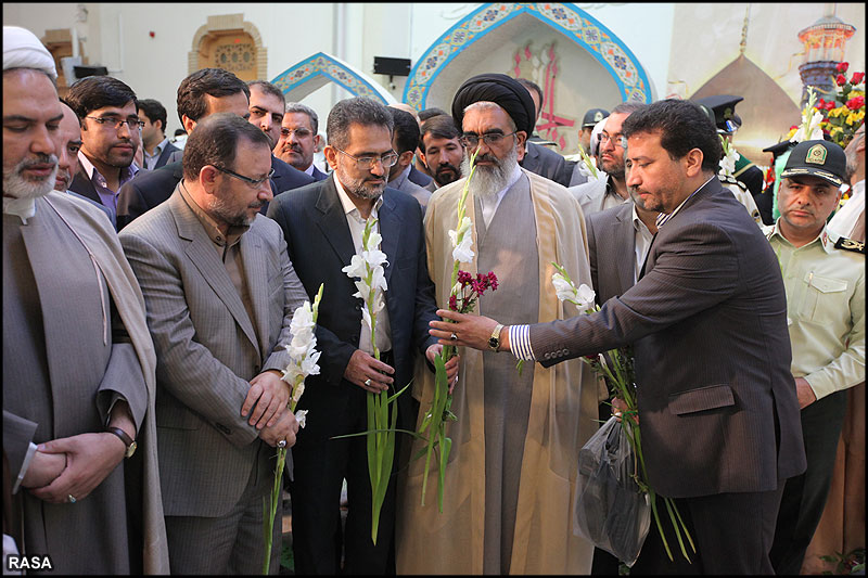 حضرت معصومہ (س)  کي روز ولادت پر مبارک باد پيش کرتے مومنين
