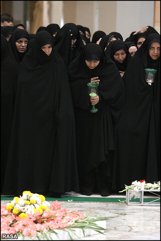 حضرت معصومہ (س)  کي روز ولادت پر مبارک باد پيش کرتے مومنين