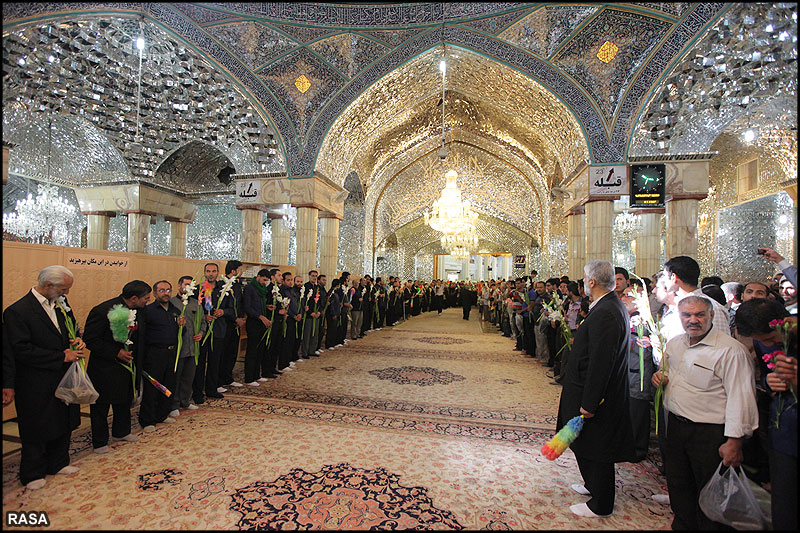حضرت معصومہ (س)  کي روز ولادت پر مبارک باد پيش کرتے مومنين