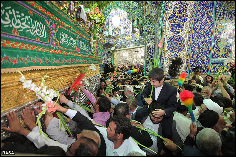 حضرت معصومہ (س)  کي روز ولادت پر مبارک باد پيش کرتے مومنين