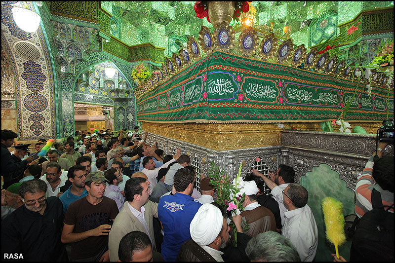 حضرت معصومہ (س)  کي روز ولادت پر مبارک باد پيش کرتے مومنين