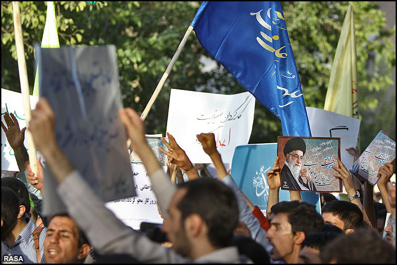 تجمع دانشجويان مقابل سفارت فرانسه