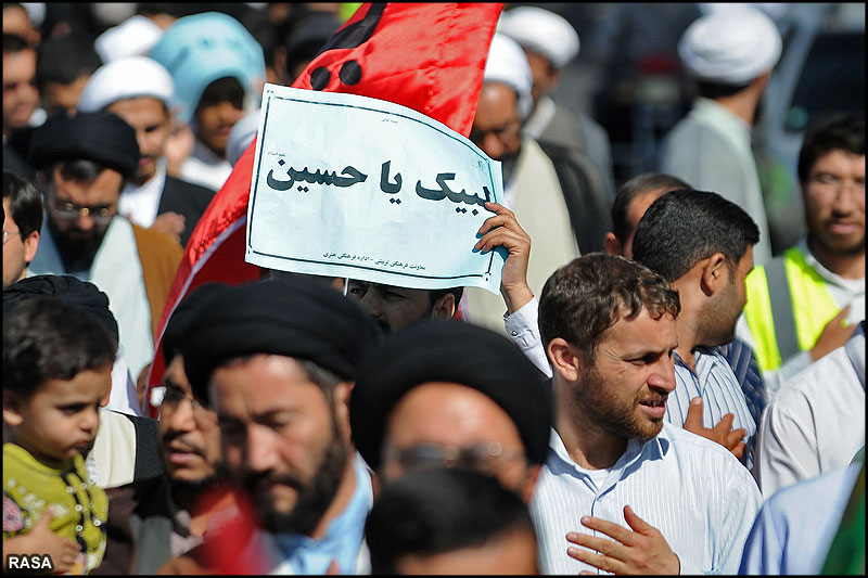 پياده روي طلاب غير ايراني براي بازديد از ضريح جديد اباعبدالله الحسين (ع)