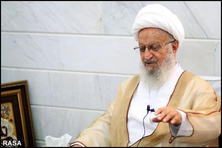 آیة الله مکارم الشیرازی یدعو الى الابتعاد عن کل ما یسیء الى الدین