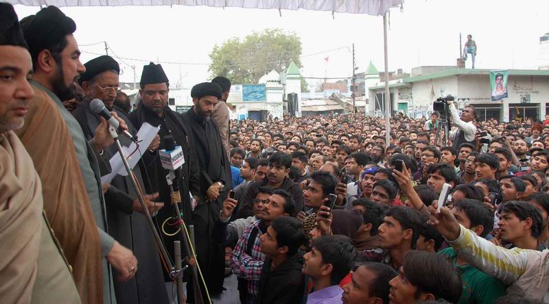لکھنؤ کے علما و ذاکرين کا درگاہ حضرت عباس ميں احتجاجي جلسہ