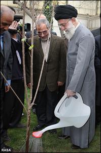 کاشت نهال در هفته درختکاري توسط رهبر انقلاب