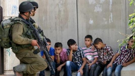 رفتار نامناسب سربازان صهيونيست با کودکان فلسطيني