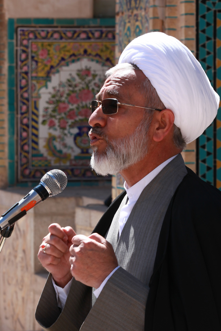 تجمع طلاب کرمان در اعتراض به هتک حرمت مرقد حجربنعدی