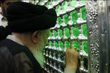 تشرف آيت الله حکيم به زيارت بارگاه اميرالمومنين (ع)